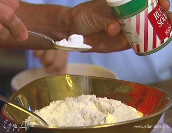 Оставшуюся муку смешать с содой. 