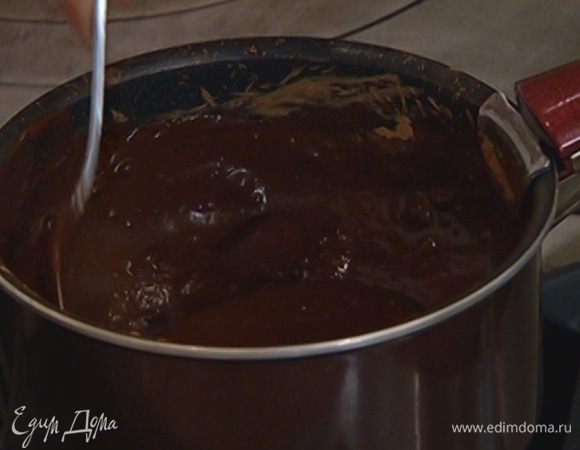 Растопить на водяной бане 100 г шоколада. 