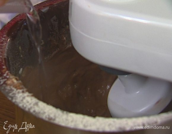 Добавить 100 г меда, растопленный шоколад, влить 200 мл очень горячей воды и вымешать все на небольшой скорости до однородного состояния. 