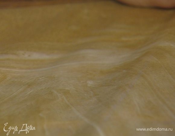 Разъемную форму застелить бумагой для выпечки, смазать бумагу оставшимся сливочным маслом. 