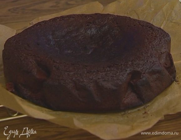 Выложить в форму тесто и выпекать не меньше часа в разогретой духовке. 