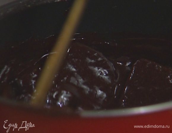 Приготовить глазурь: в небольшую кастрюлю поместить оставшийся мед и шоколад, разломав его на кусочки, влить 50 мл воды и, помешивая, на небольшом огне довести до гладкого, однородного состояния. 