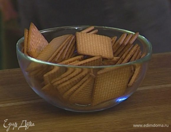 Печенье измельчить в крошку в блендере или в пластиковом пакете скалкой. 