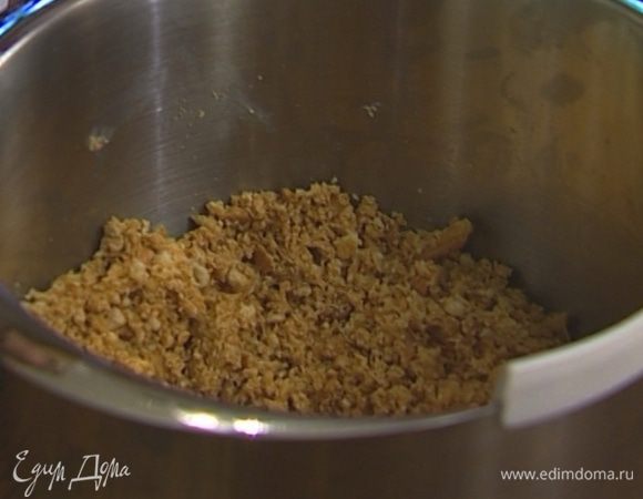 Растопленное сливочное масло перемешать с крошкой до однородного состояния. 