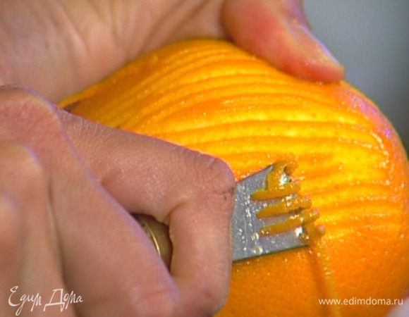 С апельсина и лимонов тонкими полосками срезать цедру.