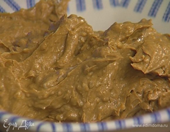 Приготовить крем: взбить 200 г предварительно размягченного сливочного масла с сахарной пудрой, добавить половину измельченных орехов и половину растворенного кофе. Поставить крем на 30 минут в холодильник.