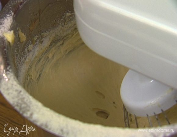 Взбить 200 г сливочного масла вместе с сахаром. Продолжая взбивать, по одному ввести яйца.