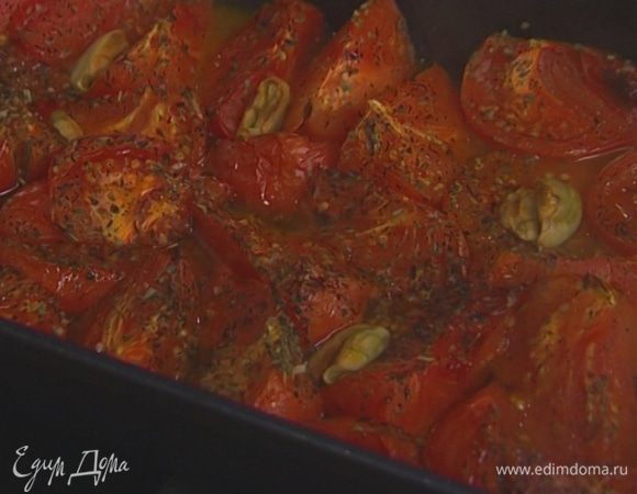 Чеснок почистить, раздавить плоской стороной ножа и выложить на помидоры. Отправить в разогретую духовку на 20–30 минут.