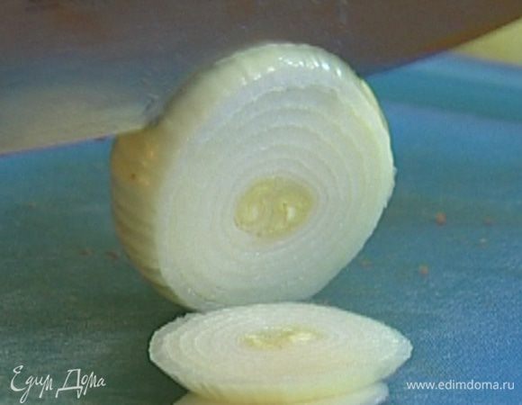 Лук почистить и нарезать кольцами.