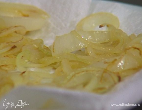 Разогреть в сковороде 1 ст. ложку оливкового масла и обжарить лук до слегка золотистого цвета, а затем выложить на бумажное полотенце, чтобы избавиться от лишнего жира.