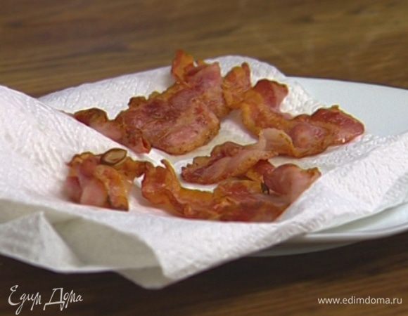 В этой же сковороде обжарить бекон до хрустящей корочки и выложить на бумажное полотенце.