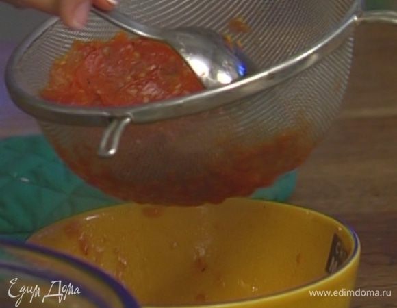 Четверть пропеченных помидоров протереть через сито, оставшиеся помидоры запекать под грилем или в очень сильно разогретой духовке еще 5 минут.