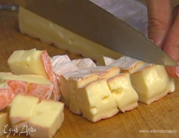 Сыр нарезать небольшими кубиками.
