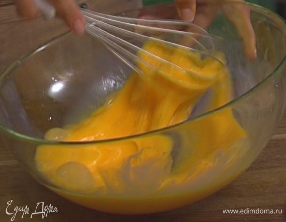 Яйца взбить, посолить и поперчить.