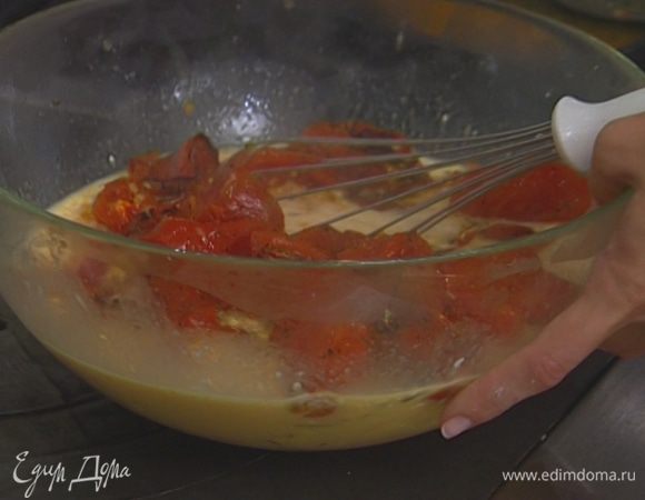 Добавить к яйцам нарезанный сыр (несколько кусочков сыра оставить), сметану, протертый помидорный соус, лук, бекон и запеченные помидоры, перемешать.