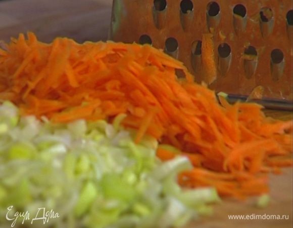 Морковь почистить и натереть на терке.