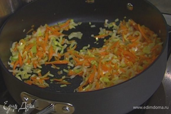 В глубокой сковороде растопить по 1 ст. ложке сливочного и оливкового масла и тушить подготовленные овощи 5–10 минут.