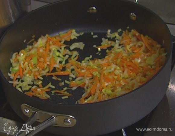 В глубокой сковороде растопить по 1 ст. ложке сливочного и оливкового масла и тушить подготовленные овощи 5–10 минут.