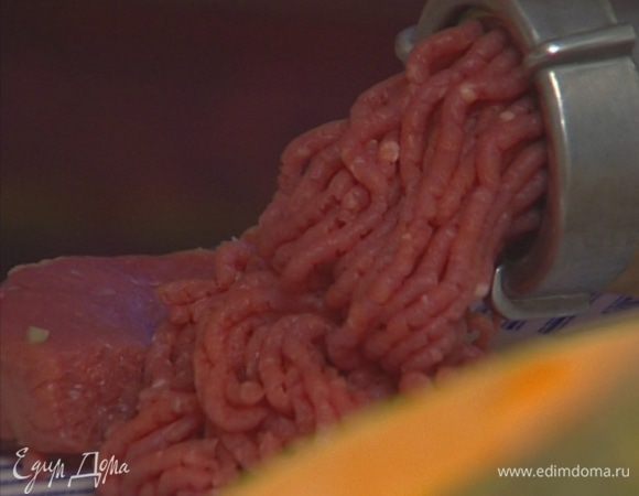 Мясо вымыть, порезать и пропустить через мясорубку.