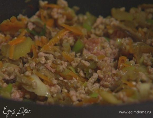 Добавить в сковороду с овощами грибы, мясо и грибную воду, посолить и тушить 5—10 минут, непрерывно помешивая.