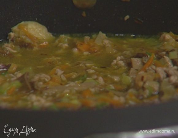 Влить 200–300 мл горячей воды, накрыть крышкой и тушить соус на небольшом огне еще 15 минут, в конце добавить листья тимьяна (немного тимьяна оставить).