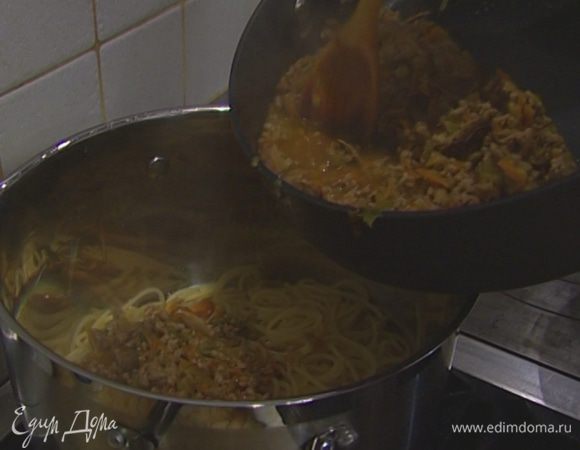 В готовые спагетти добавить соус, 1 ст. ложку оливкового масла и полполовника воды, в которой варились макароны, все перемешать.