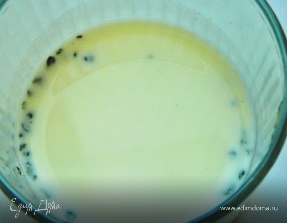 С магазинного сыра аккуратно снять небольшое кол-во плесени,старайтесь делать это так чтоб плесень была без сыра.В пол стакана молока комнатной температуры добавить плесень,перемешать и дать постоять около часа. 