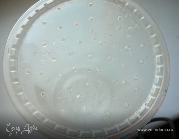 Нам понадобиться пластиковый стакан или баночка с крышечкой пластиковая.Баночка должна быть довольно то высокая.Протыкаем шилом дно,крышку и стороны емкости,часто протыкаем.