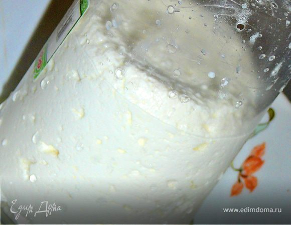 Через час вытащить сыр из формы,перевернуть его и опять положить в форму,в течении 12 часов сыр переворачивать надо 4 раза.Каждый раз сливая образовавшуюся сыворотку.