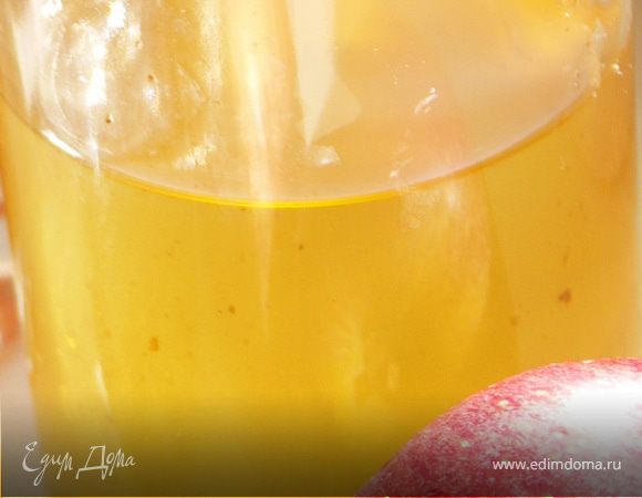 Для трёхлитровой банки понадобится небольшое ведро яблок.Яблоки слегка ополоснуть от пыли,очень тщательно мыть не надо.Яблоки у нас домашние,без хим.обработки,поэтому смоем только пыль и грязь.А если сняты с дерева,то можно вообще не мыть.На соковыжималке(соковарка не подойдёт) выжимаем сок из яблок.