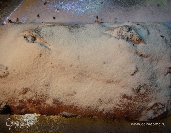 Выложи в форму смазанную маслом и присыпанной мукой выпекать в духовке - 180 г/40 мин.
Посыпь сахарной пудрой.