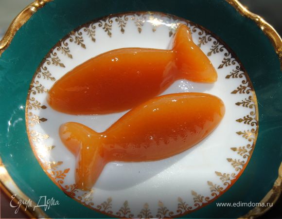 Как можно быстрее заливаем в смазанные маслом формы (у меня форма для льда из ИКЕИ). Даем остыть при комнатной температуре и ставим в морозилку до полного застывания.

Осторожнее с зубами - ирис прилипает! ;)