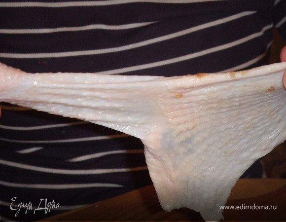 С окорочков аккуратно снимаем кожу, косточку аккуратно перерубаем в районе последнего сустава.