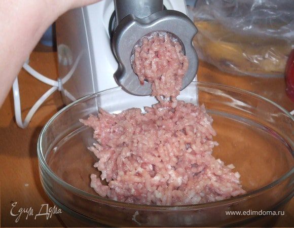 Грибы намочить в кипятке. Мясо срезаем с костей и перемалываем. Добавляем белок одного яйца и взбиваем фарш вилкой. Не прекращая взбивать, вливаем сливки. Приправляем фарш солью, перцем и мускатным орехом. Добавляем мелко нарезанные грибы. 