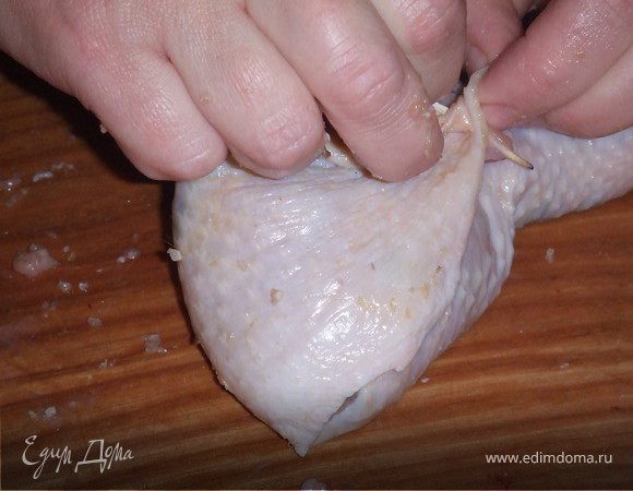 Начиняем фаршем кожу, и закаливаем зубочисткой.