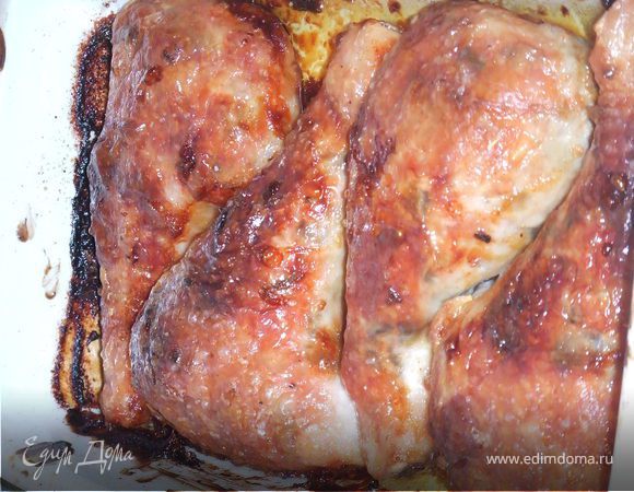 Форму для выпекания смазываем растительным маслом, и выкладываем окорочка. Ставим в духовку, при тем.180 до готовности.