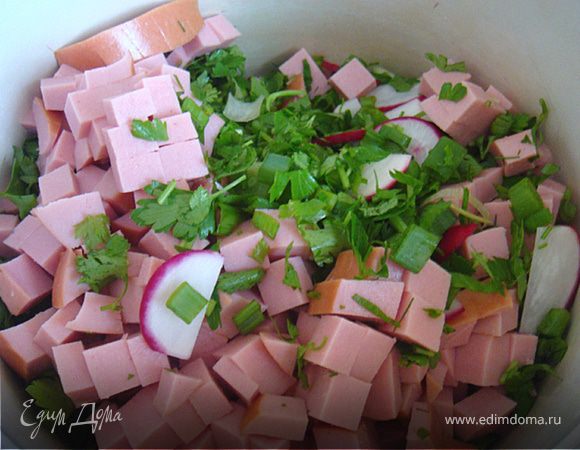 Итак,преступим.Все просто и быстро: картошечку нашу молодую хорошо помыть и отварить вместе с яйцами до готовности.
Колбасу,редис и огурчики порезать на любой манер-как вам нравится. Я-не мельчила особо,потому как по-домашнему:)))) с душой и размахом! Зелень мелко порубить. Все отправляем в кастрюльку (лучше эммалированную или стеклянную)