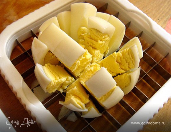 Яйца я пропустила через пресс для яиц с крупной нарезкой. Картошку остудила и нарезала прям с кожуркой (получилось где с кожицей,а где нет,потому как при резке-сама отлетала).