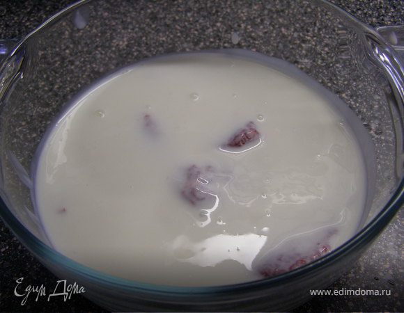 Залить говядину кефиром. Лучше оставить на ночь. 