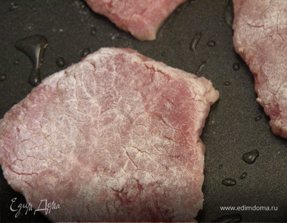 Сковороду раскалить с небольшим количеством оливково масла. Говядину достать из кефира, обсушить бумажным полотенцем, обвалять в муке и выложить на сковороду. Обжарить с двух сторон.