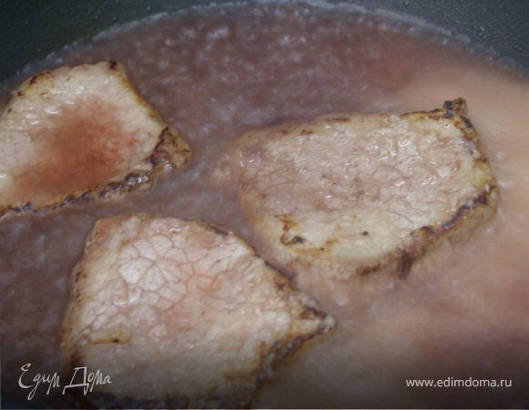 Смешать 150 мл вина и 150 мл кипяченой воды и залить говядину. Накрыть крышкой и готовить на сильном огне минут 20-25.