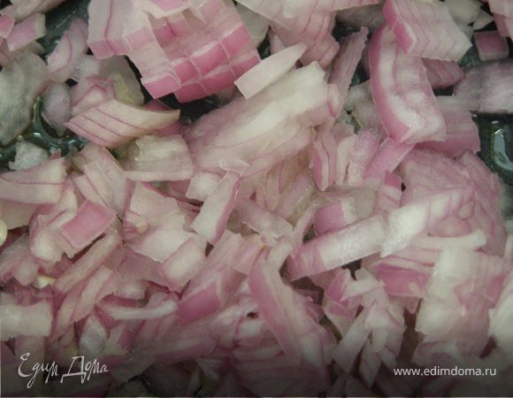 Лук обжарить на смеси оливкового и сливочного масла. 