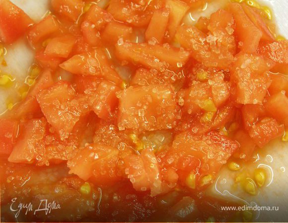 Помидор очистить от кожуры, мелко порубить и присыпать сахаром. Дать постоять минут 5.