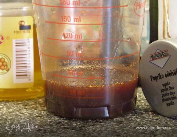 50 мл вина, мёд, уксус и паприку перемешать.