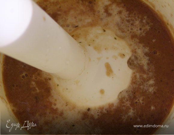 Взбить блендером соус. Добавить сливки, соль, перец и ещё раз взбить.