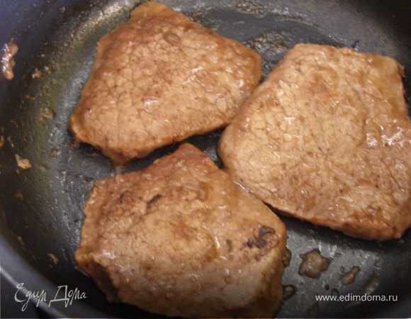 Я переложила готовые кусочки мяса в кастрюлю, где варился соус, чтобы они лежали плотнее.