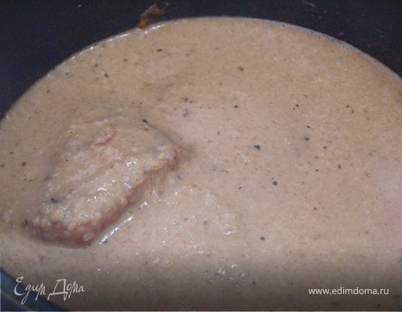 Залить их полученным соусом. Накрыть крышкой и дать протомиться на медленном огне минут 10.