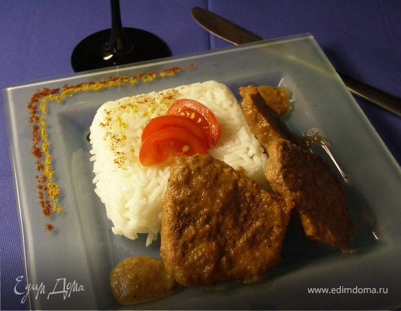 Подавать следует с жасминовым рисом. 
Думаю, что мясо отлично будет сочетаться с красным вином, но только свежим)))
