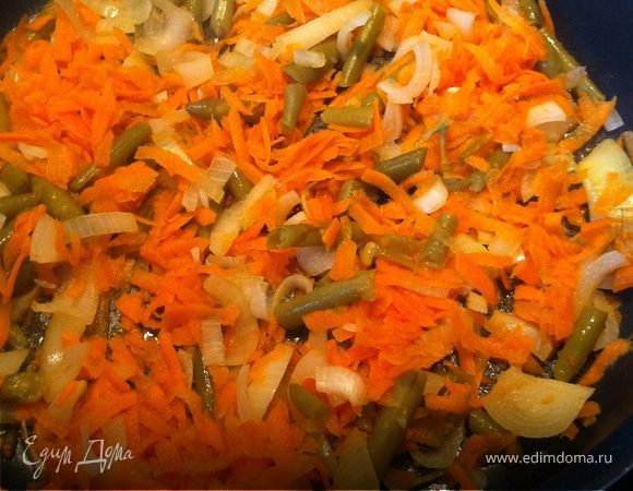 Кальмары разморозить, нарезать. Лук и чесноу нарезать, морковь натереть. 
Обжарить на сковородке лук, чеснок, морковь и стручки. Тушить минут 10