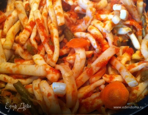 Добавить томатную пасту и немного воды. Все перемешать. Тушить еще 5 минут.
В конце посыпать зеленью.